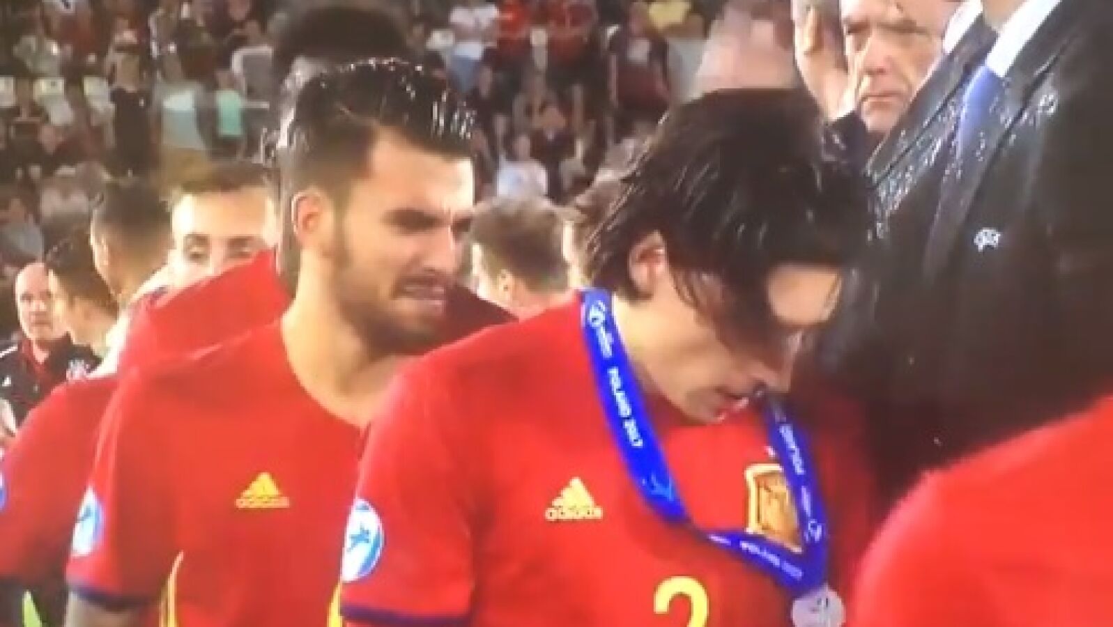 H&eacute;ctor Beller&iacute;n recibe la medalla de plata del Europeo sub-21