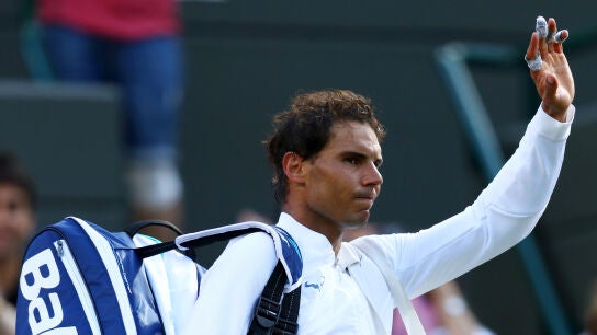 Rafa Nadal saluda al p&uacute;blico tras su debut en Wimbledon
