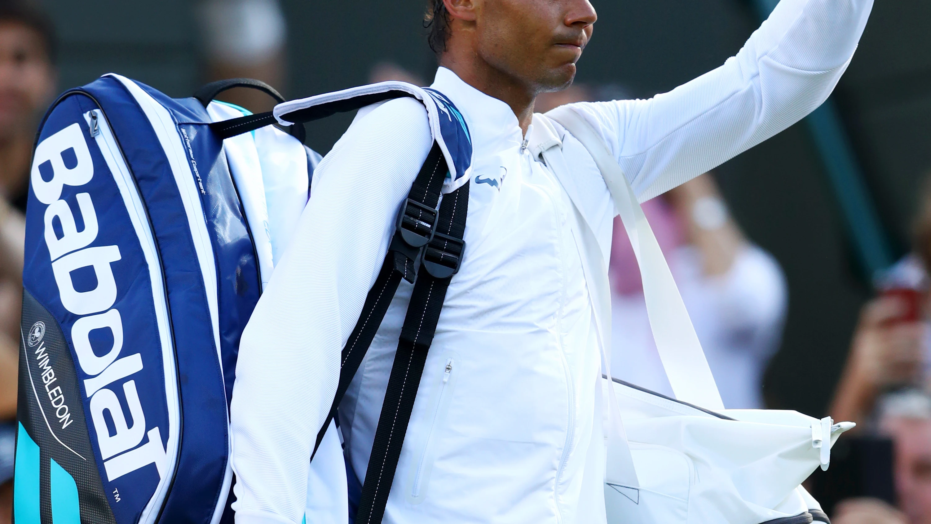 Rafa Nadal saluda al público tras su debut en Wimbledon