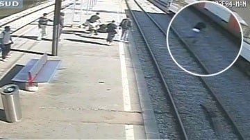 Un hombre se arroja a las vías del tren