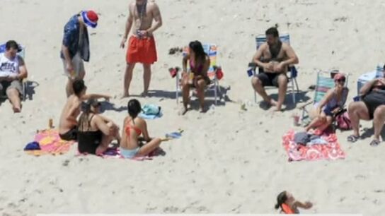 Gobernador de Nueva Jersey tomando el sol en una playa que &eacute;l mismo orden&oacute; cerrar