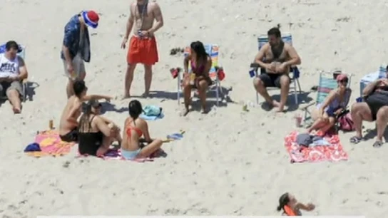 Gobernador de Nueva Jersey tomando el sol en una playa que él mismo ordenó cerrar Gobernador de Nueva Jersey tomando el sol en una playa que él mismo ordenó cerrar