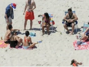 Gobernador de Nueva Jersey tomando el sol en una playa que él mismo ordenó cerrar Gobernador de Nueva Jersey tomando el sol en una playa que él mismo ordenó cerrar