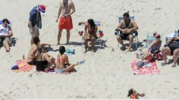 Gobernador de Nueva Jersey tomando el sol en una playa que él mismo ordenó cerrar