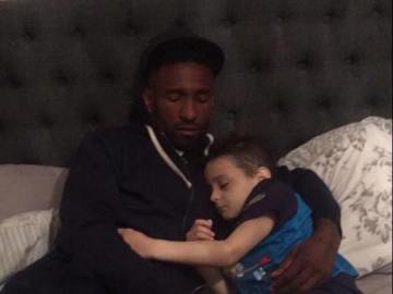 Jermain Defoe duerme junto a Bradley Lowery, el niño enfermo con cáncer Jermain Defoe duerme junto a Bradley Lowery, el niño enfermo con cáncer