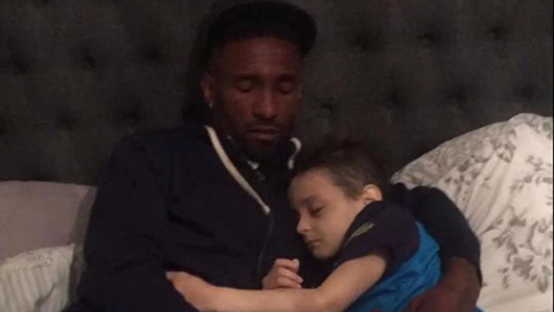 Jermain Defoe duerme junto a Bradley Lowery, el niño enfermo con cáncer
