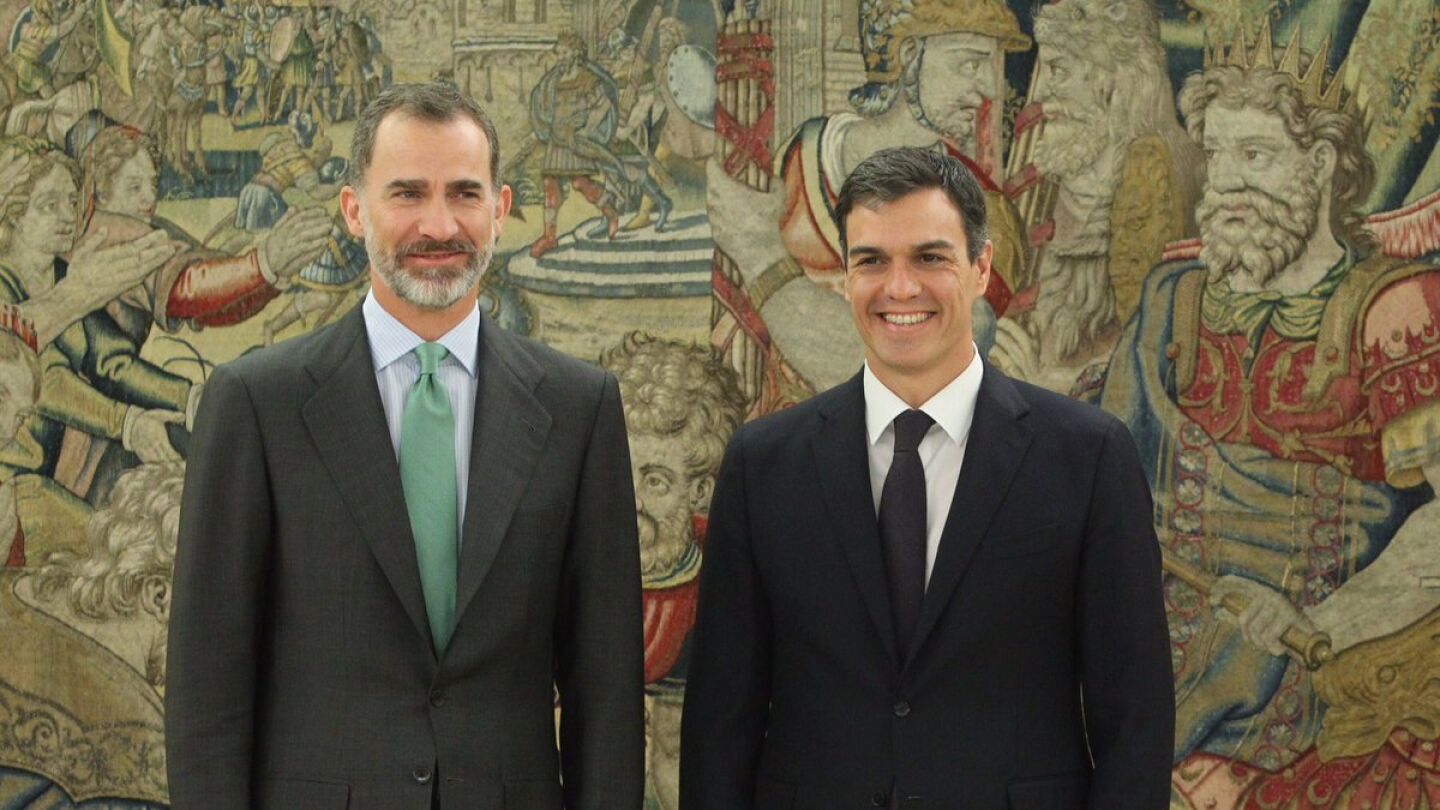 Felipe VI, con Pedro S&aacute;nchez en el Palacio de la Zarzuela