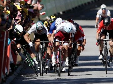 Peter Sagan derriba a Cavendish en la cuarta etapa del Tour Peter Sagan derriba a Cavendish en la cuarta etapa del Tour