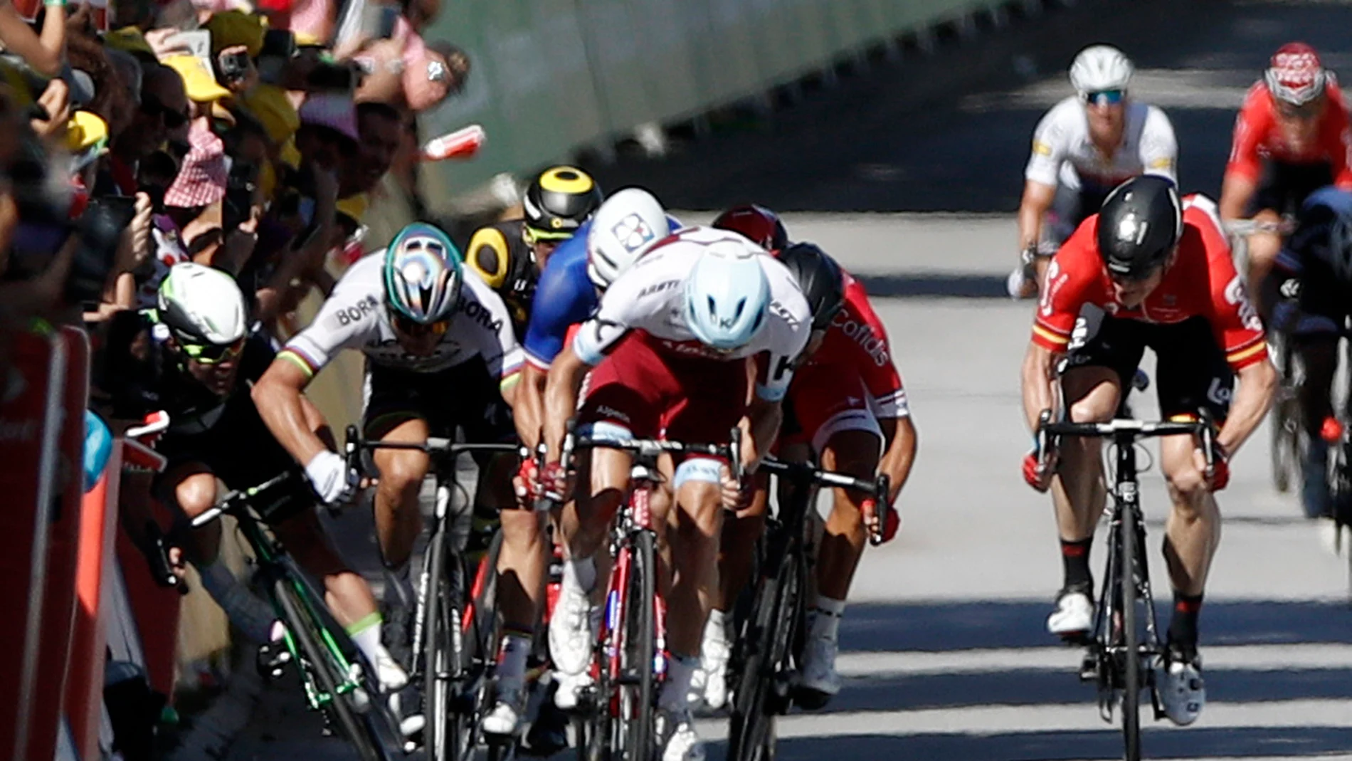 Peter Sagan derriba a Cavendish en la cuarta etapa del Tour