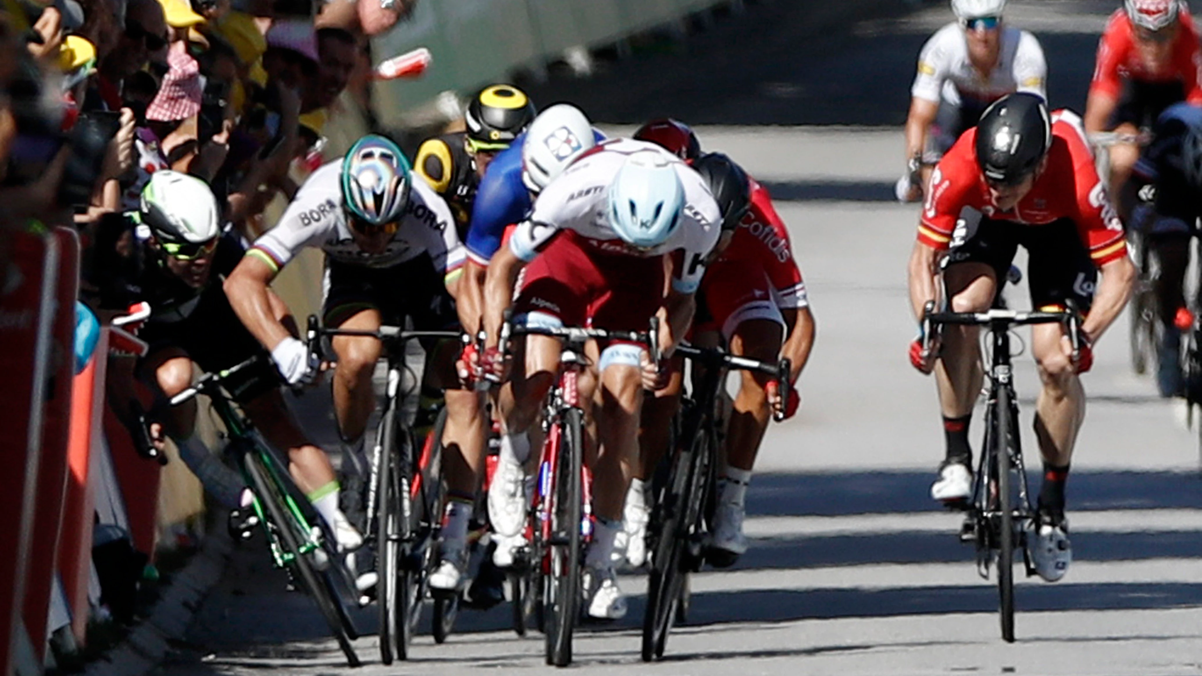 Peter Sagan derriba a Cavendish en la cuarta etapa del Tour