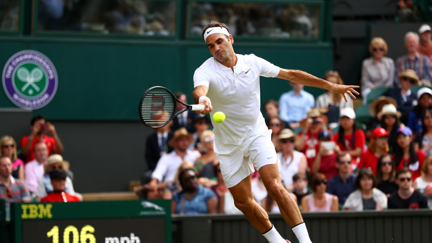 Federer ejecuta un golpe ante Alexandr Dolgopolov 