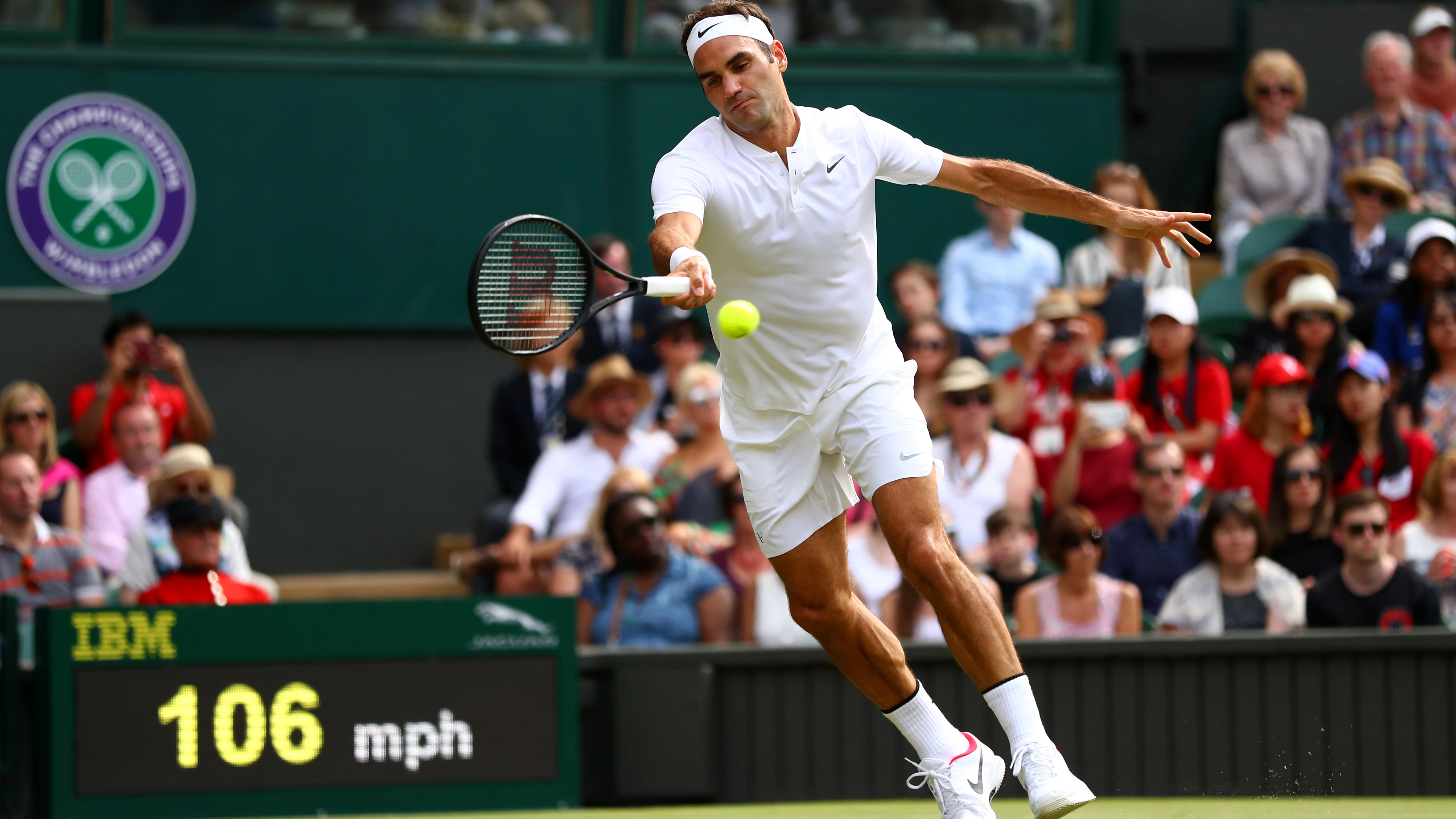 Federer ejecuta un golpe ante Alexandr Dolgopolov 