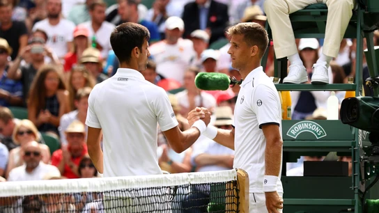 Djokovic saluda a Kilzan tras la lesión de éste último Djokovic saluda a Kilzan tras la lesión de éste último