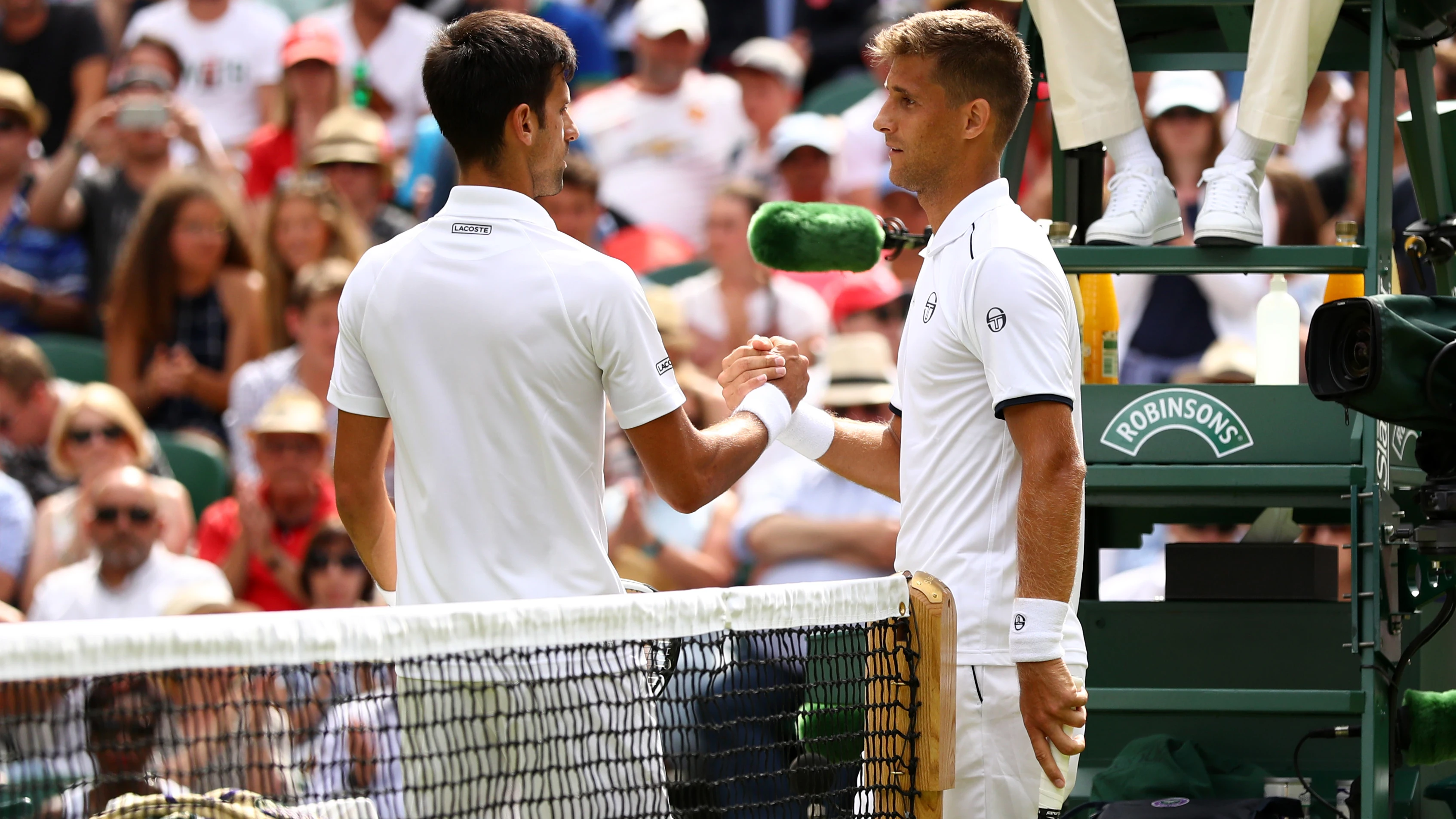 Djokovic saluda a Kilzan tras la lesión de éste último