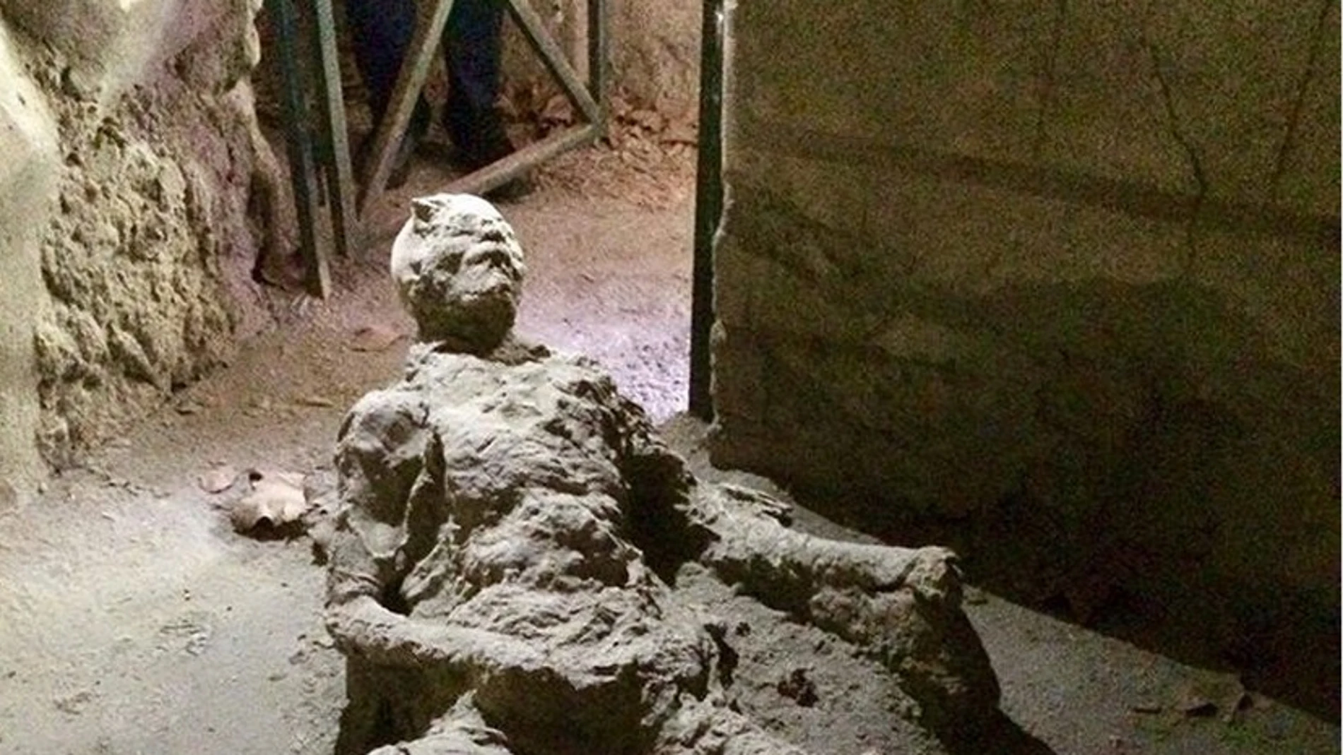 Imagen de un hombre sepultado por la lava del Vesubio en Pompeya