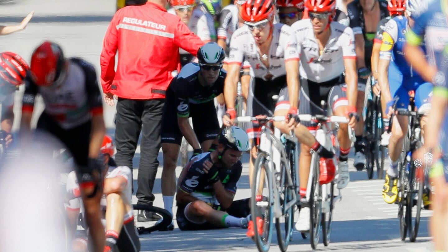 Cavendish, atendido por un compa&ntilde;ero tras la ca&iacute;da
