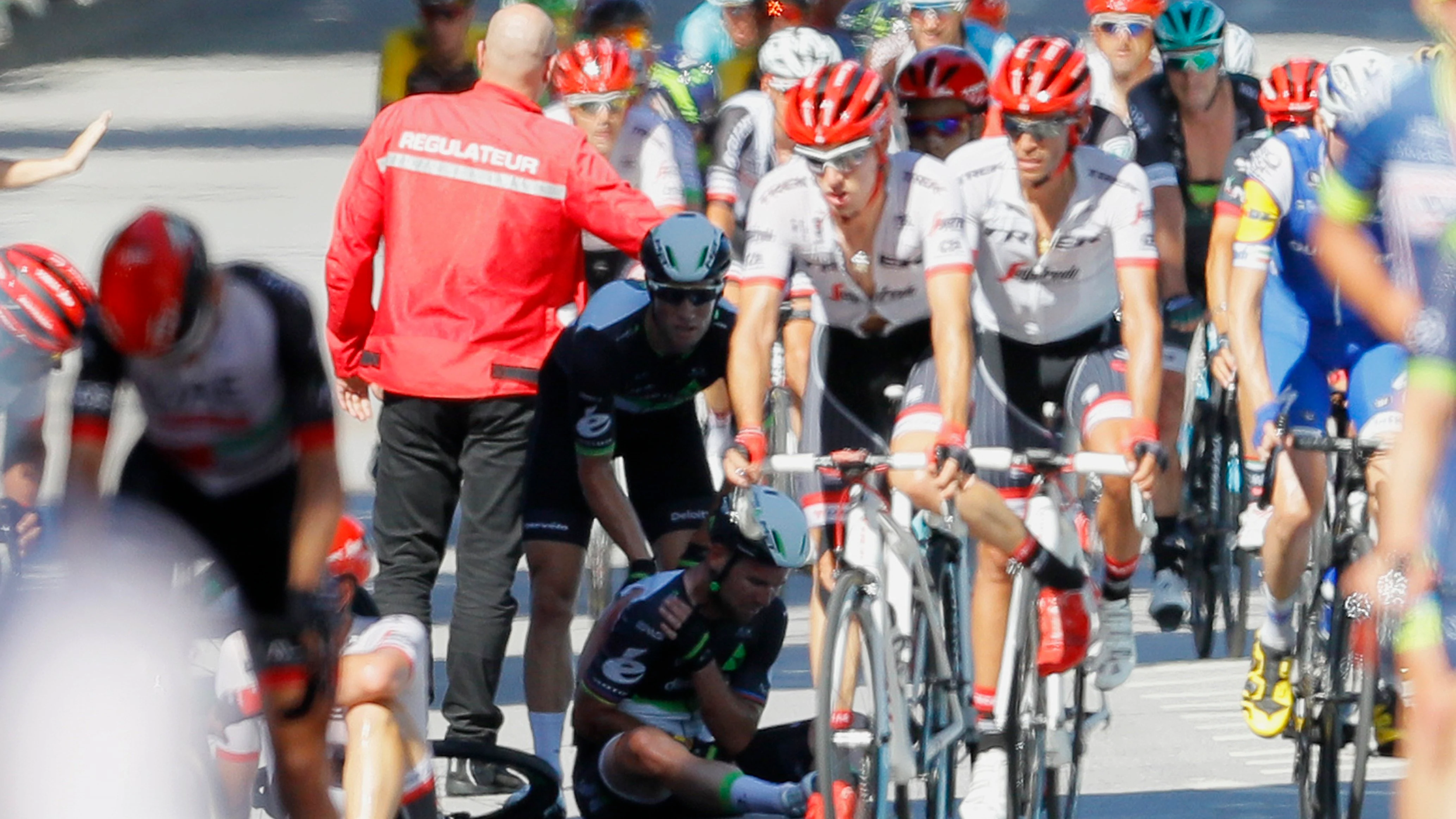 Cavendish, atendido por un compa&ntilde;ero tras la ca&iacute;da