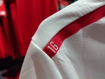 Detalle en recuerdo a Antonio Puerta en las nuevas camisetas del Sevilla Detalle en recuerdo a Antonio Puerta en las nuevas camisetas del Sevilla