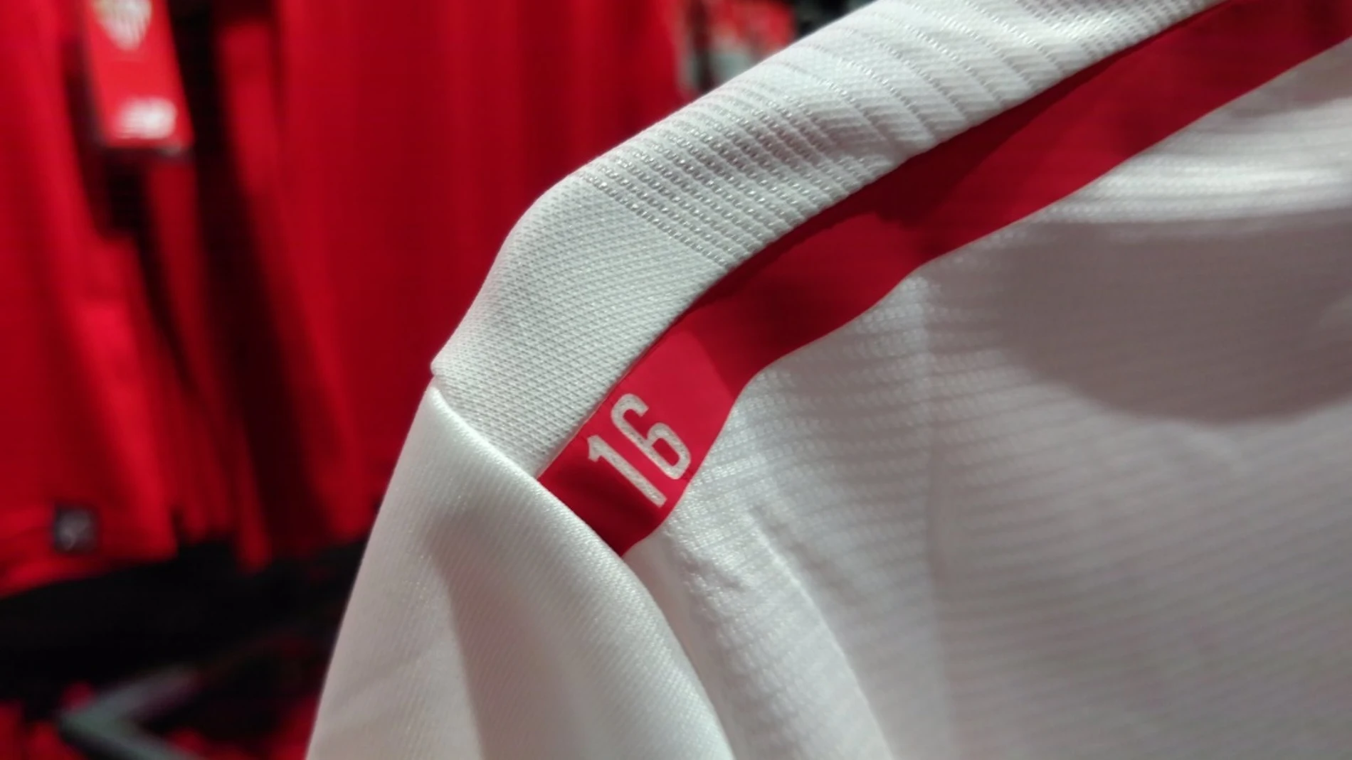 Detalle en recuerdo a Antonio Puerta en las nuevas camisetas del Sevilla