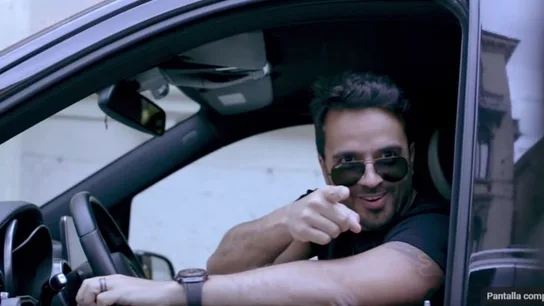 Luis Fonsi conduciendo Luis Fonsi conduciendo