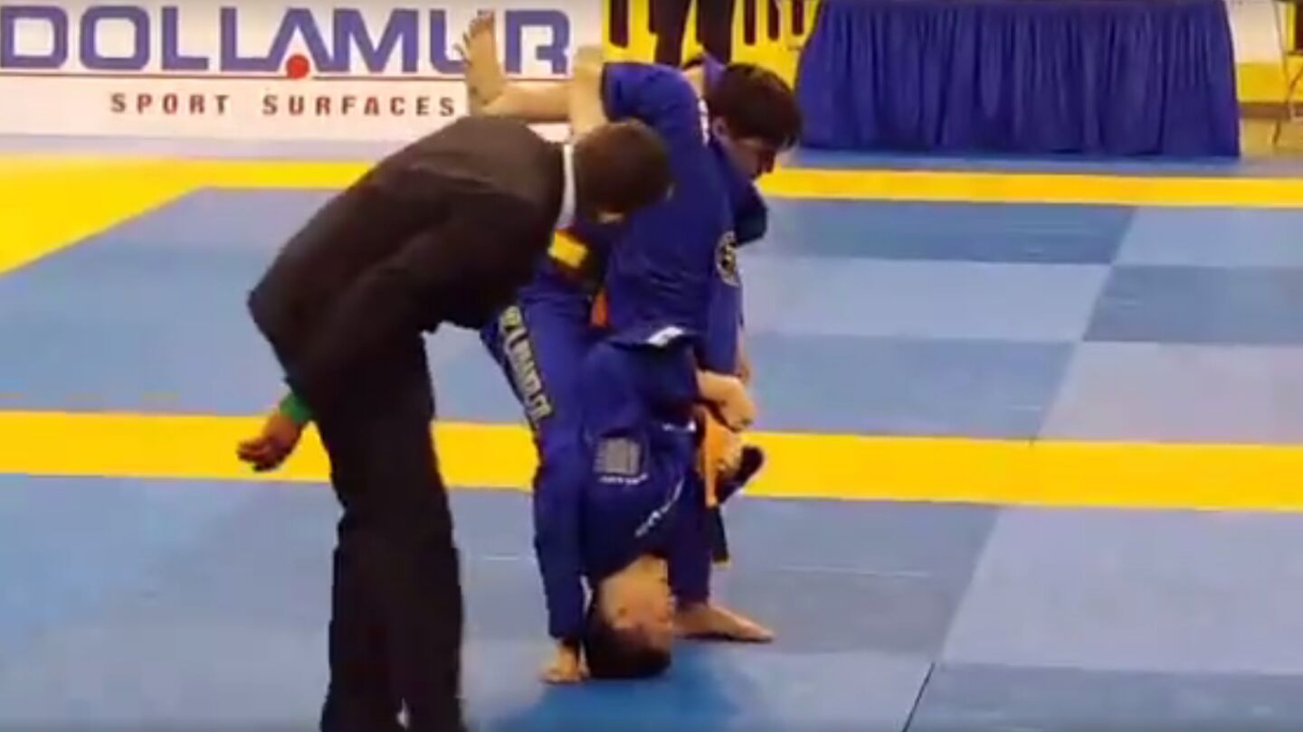 Se parte el cuello en pleno combate