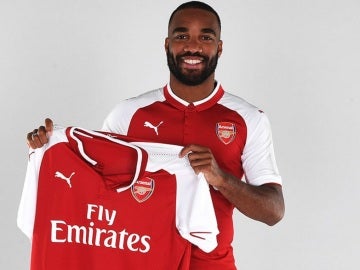 Lacazette posa con la camiseta del Arsenal Lacazette posa con la camiseta del Arsenal