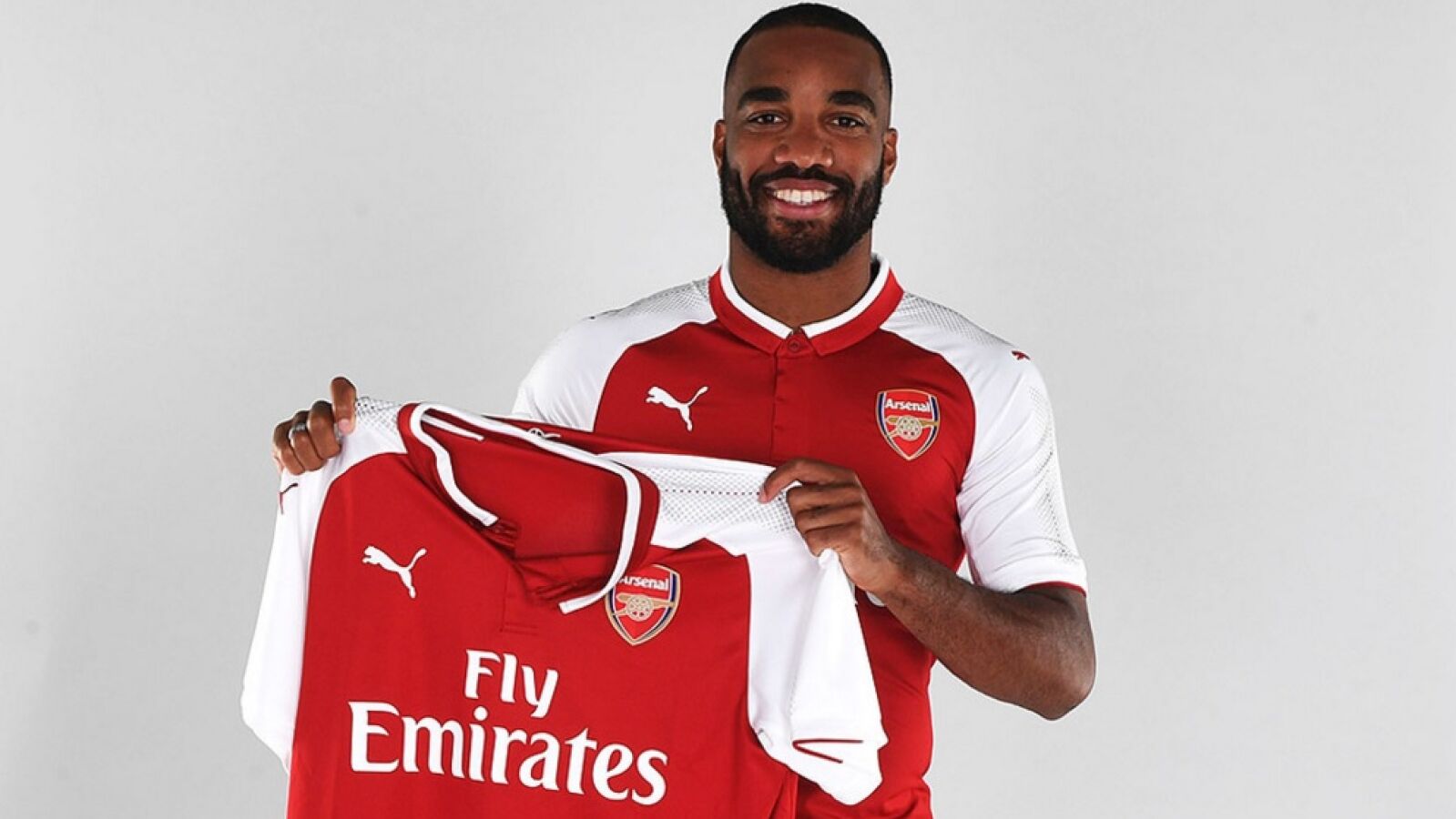 Lacazette posa con la camiseta del Arsenal