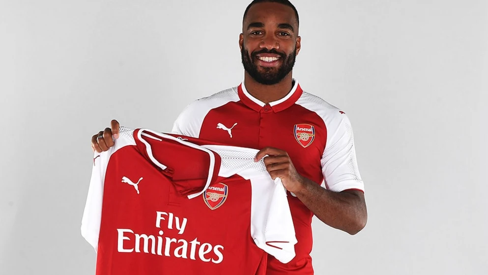 Lacazette posa con la camiseta del Arsenal