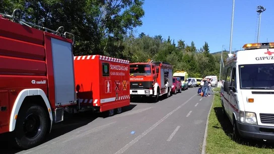 Dotaciones de Bomberos en las inmediaciones del polideportivo Dotaciones de Bomberos en las inmediaciones del polideportivo