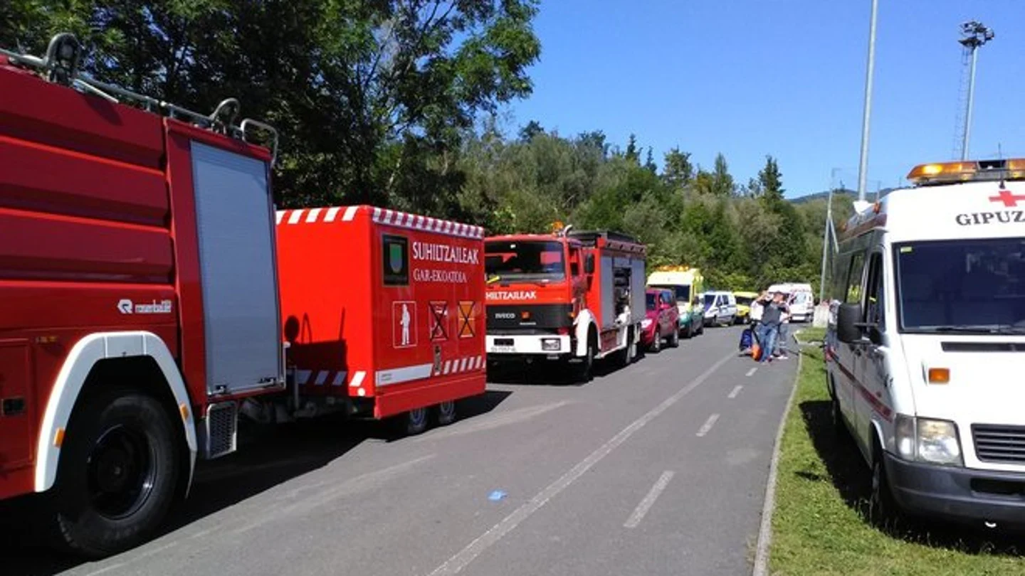 Dotaciones de Bomberos en las inmediaciones del polideportivo Dotaciones de Bomberos en las inmediaciones del polideportivo