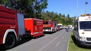 Dotaciones de Bomberos en las inmediaciones del polideportivo