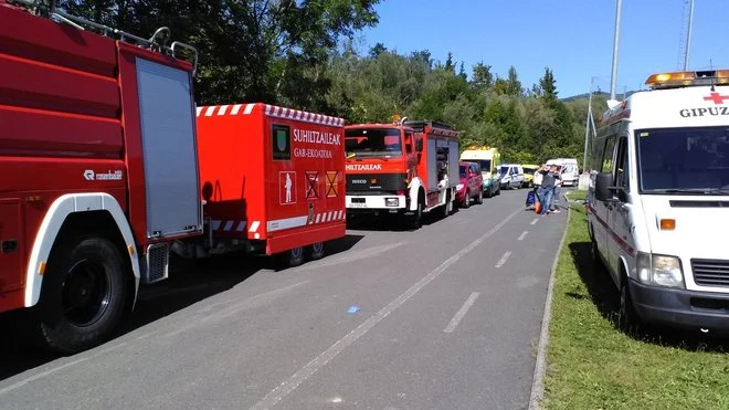 Dotaciones de Bomberos en las inmediaciones del polideportivo