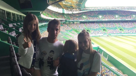 Coentrao, con su familia en el estadio del Sporting Coentrao, con su familia en el estadio del Sporting