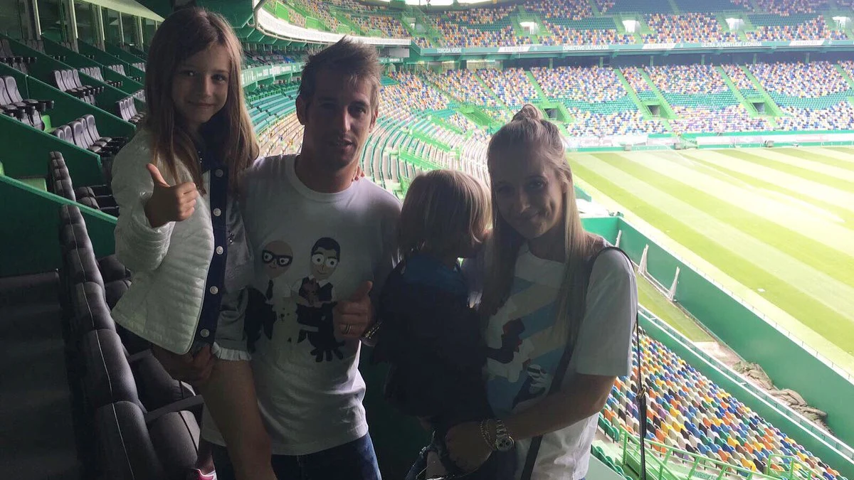 Coentrao, con su familia en el estadio del Sporting