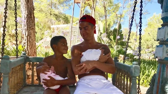 Cristiano Ronaldo, junto a sus tres hijos Cristiano Ronaldo, junto a sus tres hijos