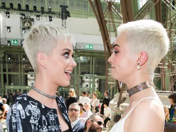 El momento en el que Katy Perry y Cara Delevingne se convierten en gemelas El momento en el que Katy Perry y Cara Delevingne se convierten en gemelas