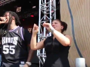 Una mujer emociona al público de un concierto de rap traduciendo la música a lenguaje de signos Una mujer emociona al público de un concierto de rap traduciendo la música a lenguaje de signos
