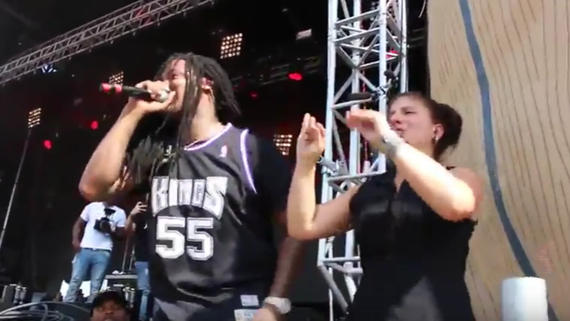 Una mujer emociona al público de un concierto de rap traduciendo la música a lenguaje de signos 