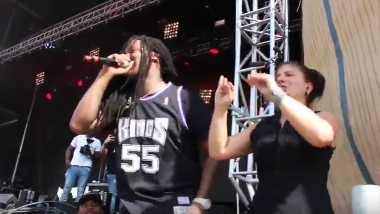 Una mujer emociona al público de un concierto de rap traduciendo la música a lenguaje de signos Una mujer emociona al público de un concierto de rap traduciendo la música a lenguaje de signos