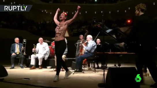 Femen interrumpe un concierto de Woody Allen en Alemania Femen interrumpe un concierto de Woody Allen en Alemania