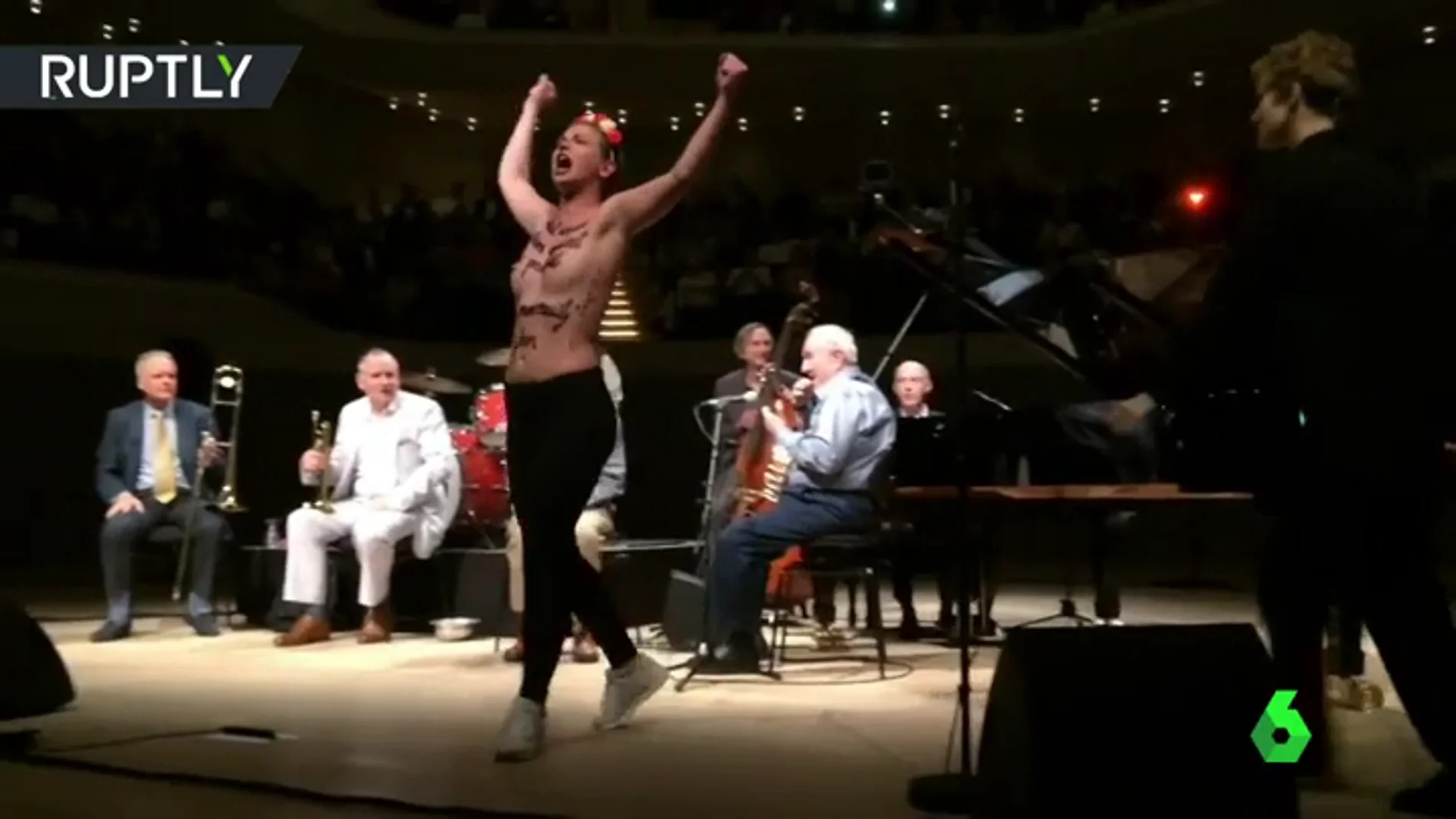 Femen interrumpe un concierto de Woody Allen en Alemania