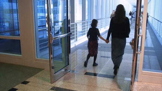Niña con su madre Niña con su madre