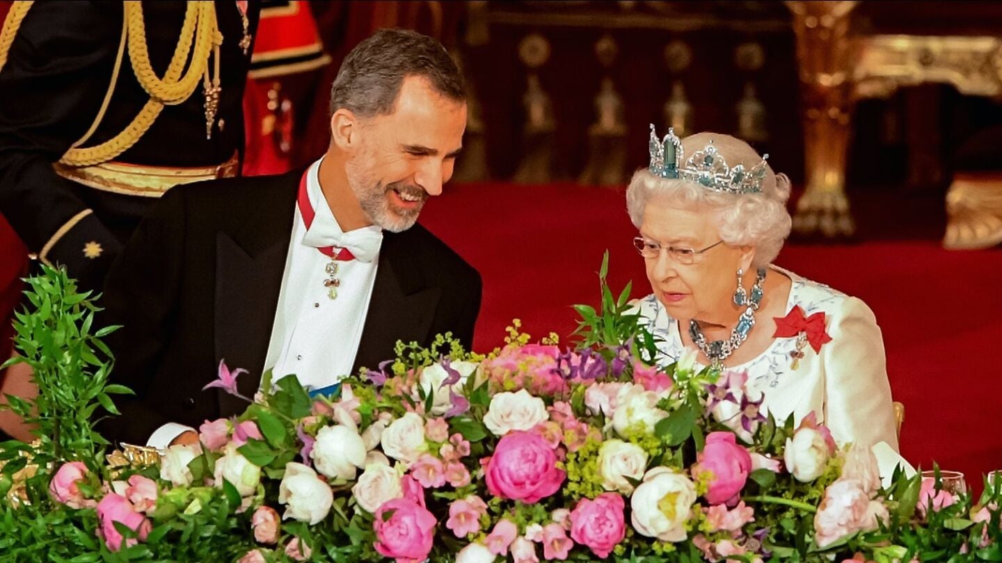 El rey Felipe, junto a la reina Isabel II