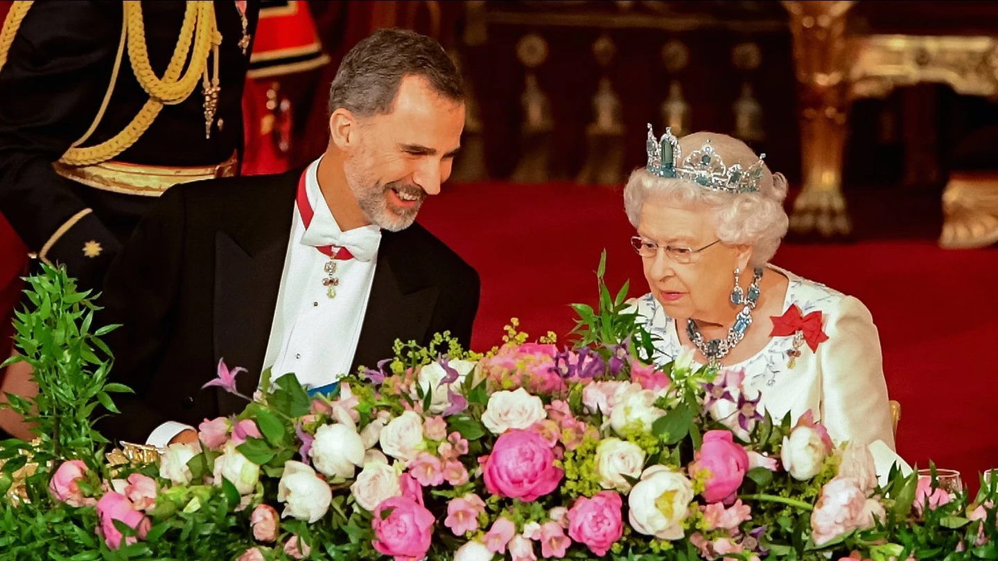 El rey Felipe, junto a la reina Isabel II El rey Felipe, junto a la reina Isabel II