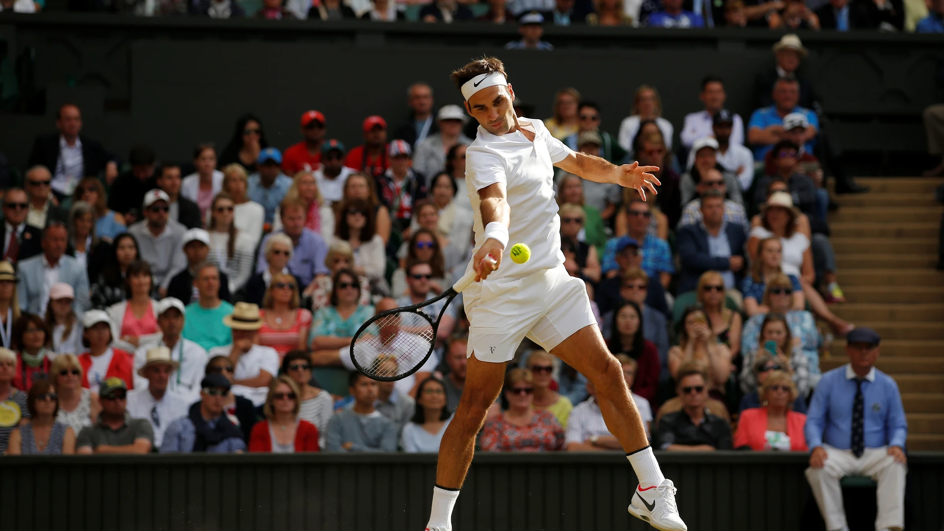 Roger Federer golpea la bola con su derecha en el partido contra Raonic