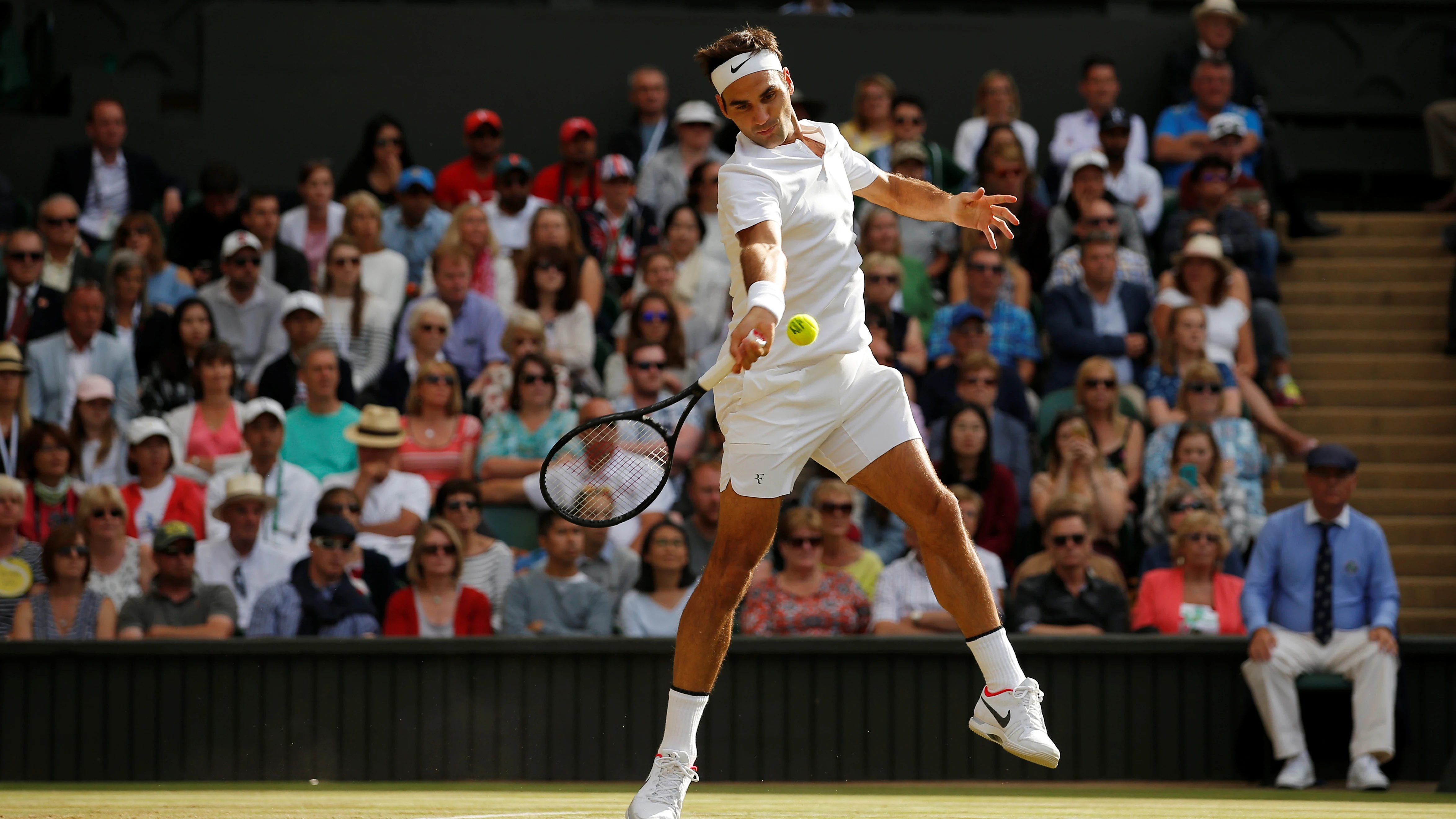 Roger Federer golpea la bola con su derecha en el partido contra Raonic