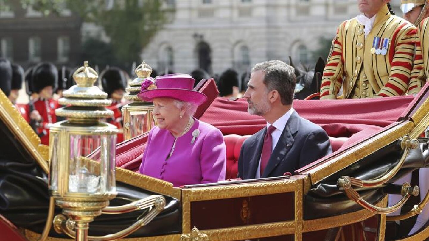 La reina Isabel II junto al rey Felipe durante la recepci&oacute;n oficial
