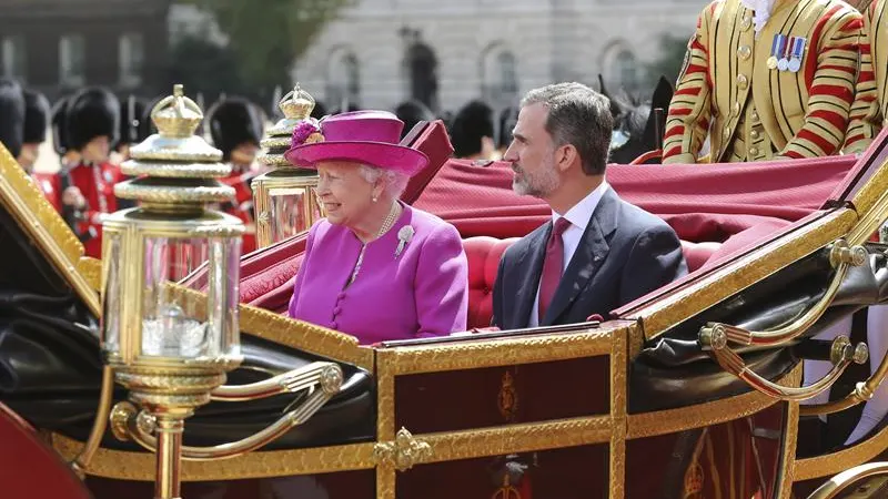 La reina Isabel II junto al rey Felipe durante la recepción oficial