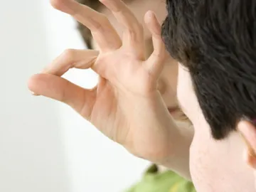 Dos personas mantienen una conversación mediante el lenguaje de signos Dos personas mantienen una conversación mediante el lenguaje de signos