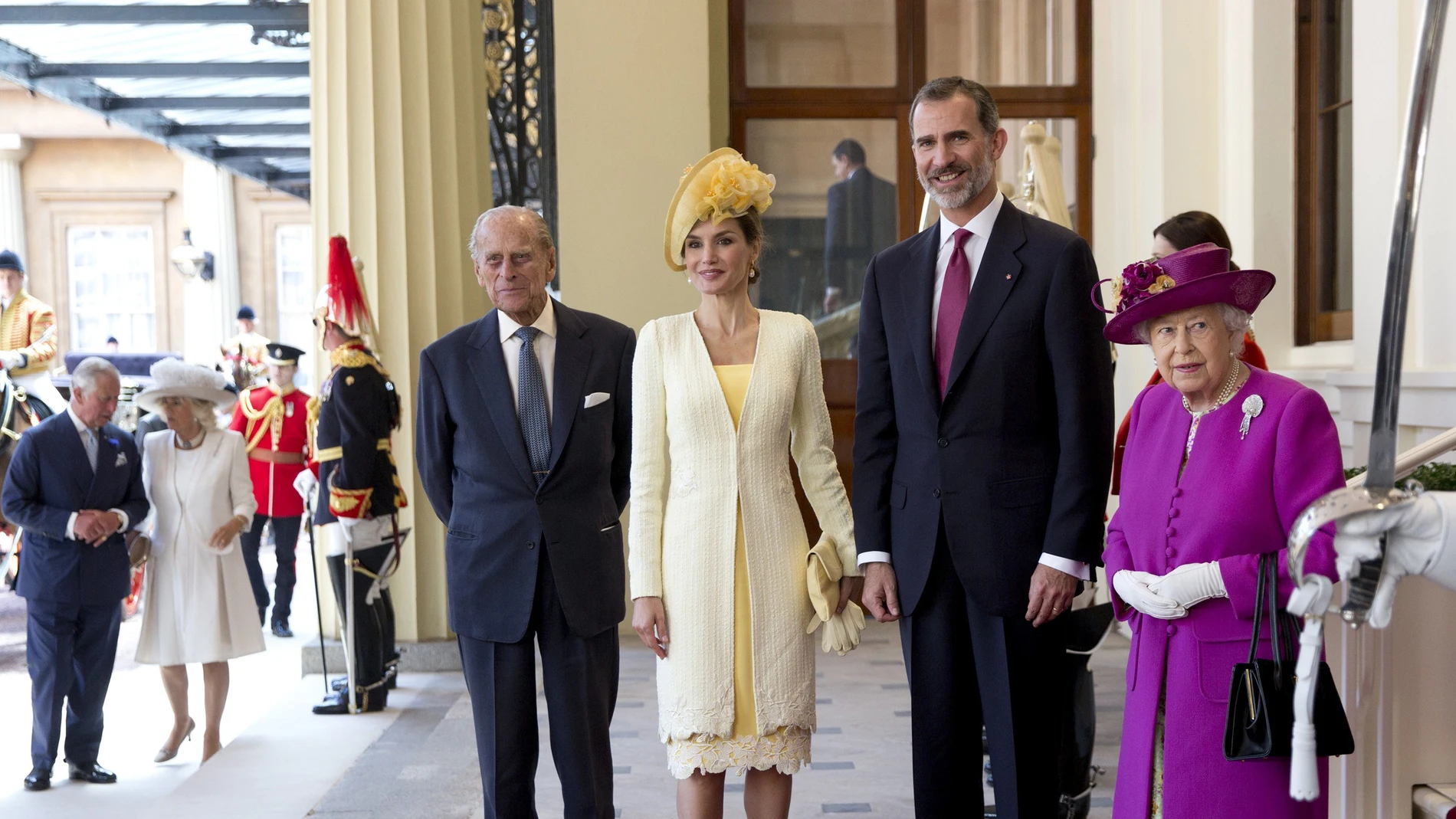 Felipe VI, junto a la reina Letizia, la reina Isabel II y el Duque de Edimburgo